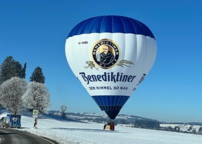 1 Heißluftballon am Boden kurz vor einem Start